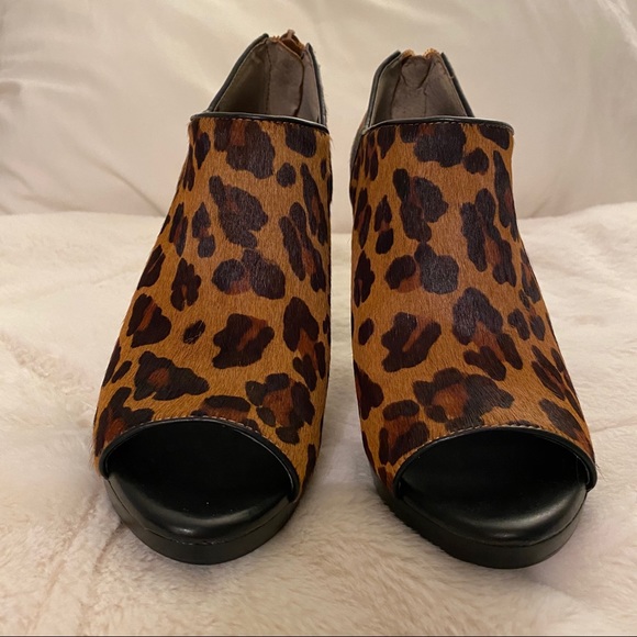 Banana Republic Peep Toe Booties Size 7 - Picture 2 of 6